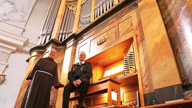 Es finden wieder Orgelkonzerte zum Freitagsläuten statt. Guardian Pater Maximilian (l.) und Basilikaorganist Georg Hagel an der Rieger-Orgel in Vierzehnheiligen.