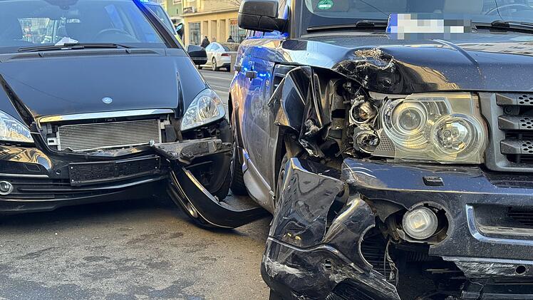 N&uuml;rnberg: Unfall zwischen Auto und Stra&szlig;enbahn - Land Rover in parkende Autos geschoben