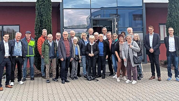 Eine Gruppe der Senioren-Union Forchheim machte eine Werksbesichtigung bei der Firma Assdev.