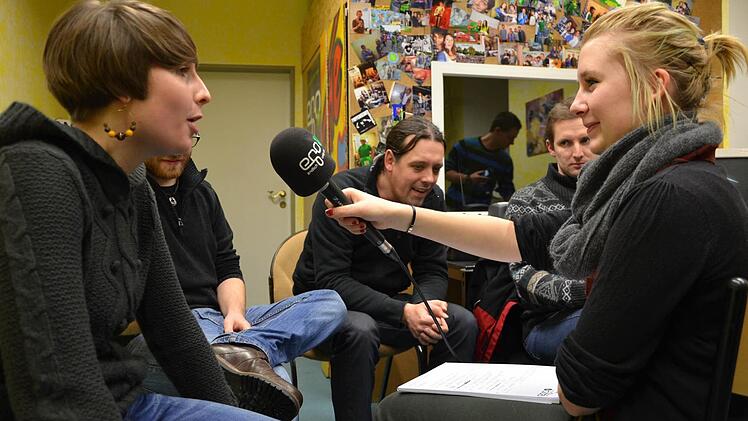 Vinetta Richter im Interview mit Rebecca Schiepek, Sängerin der Band ,,Wegweiser''. Foto: Pat Christ
