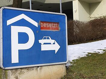 Ein tägliches Ärgernis: Das Parkhaus am Klinikum ist voll, die Parkplätze im Freien besetzt. Fotos: Katrin Geyer
