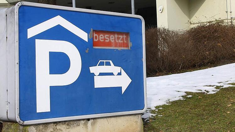 Ein tägliches Ärgernis: Das Parkhaus am Klinikum ist voll, die Parkplätze im Freien besetzt. Fotos: Katrin Geyer