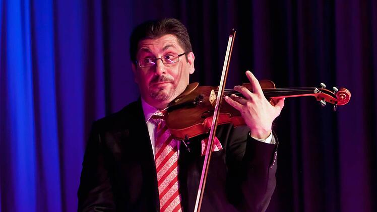 Moderator und Geigenvirtuose: Gyula Mezei.