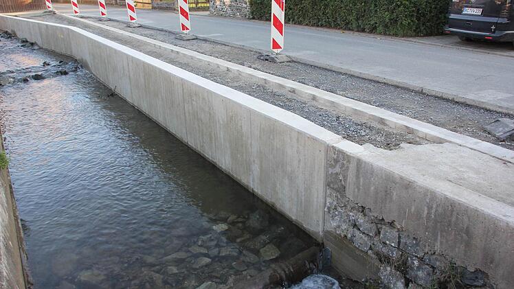 In der Bahnhofstraße ist die neue Ufermauer schon fertig. Foto: Friedwald Schedel