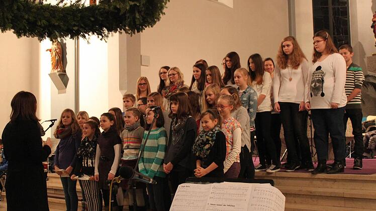 Die jungen Sänger geben "Jingle Bells" und "Heute kommt der Nikolaus". Foto: Carmen Schwind