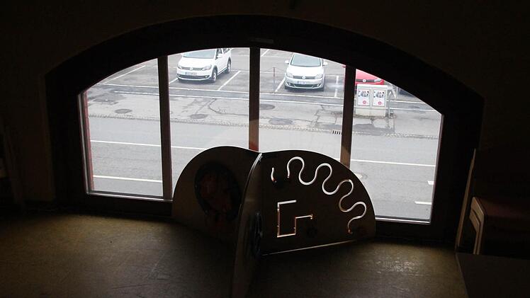 Ein Blick nach draußen und auch zurück: Beim Umbau in ein Jugendzentrum wurden in diesem Teil der alten Angerturnhalle Zwischendecken eingezogen. Die Fenster im ersten Obergeschoss befinden sich deshalb am Boden. Foto: Ulrike Nauer