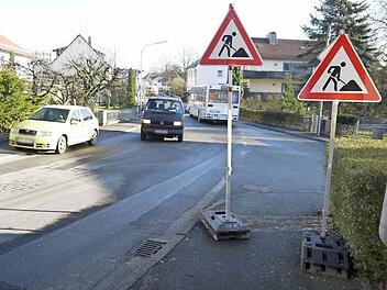 Die Sanierung der Lettenreuther Straße ist mit geschätzten Kosten von 166 000 Euro einer der dicksten Brocken, den die Gemeinde im kommenden Jahr finanziell stemmen muss. Foto: Berthold Köhler