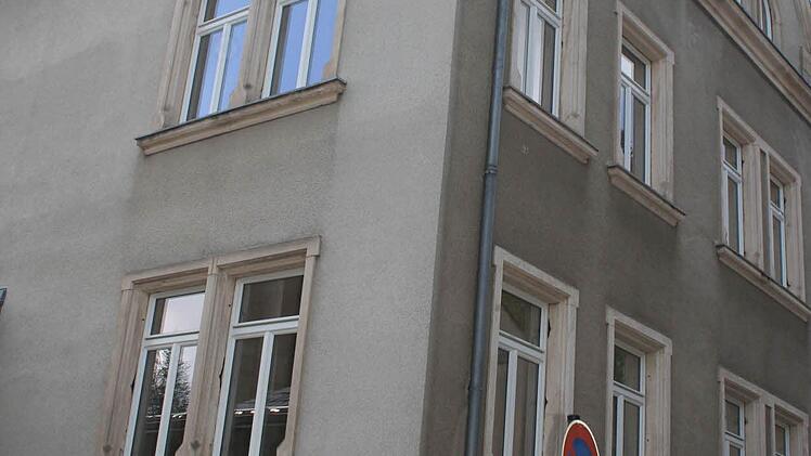 Außen ist am Pfarrhaus, das direkt hinter der Pfarrkirche "Unsere Liebe Frau" steht, noch einiges zu tun. Der Neuanstrich wird mit dem Denkmalschutzamt abgestimmt.