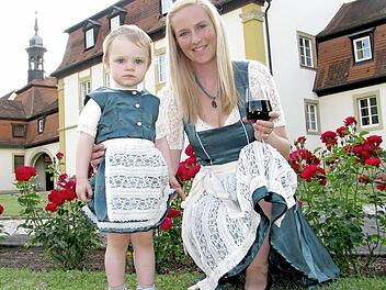 Die kleine Nicole und ihre Mama Alice Ohmer aus Zeil hatten sich schick in Schale geworfen beim Besuch des Gleisenauer Schloss-Weinfestes.
