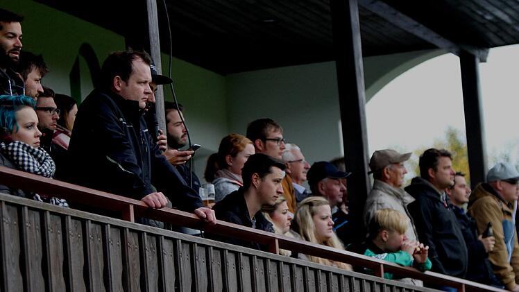 Gespannt verfolgen die Zuschauer das spannende  Kirchweihspiel  in Kirchlauter.