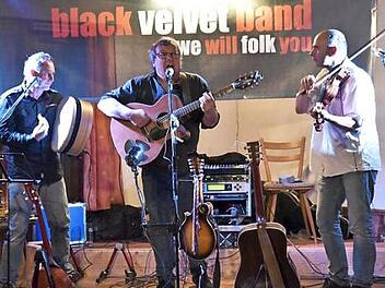 Die "Black Velvet Band" aus Würzburg zog beim 17. Irischen Abend in Unfinden wieder ihr Publikum in den Bann. Foto: Gerold Snater