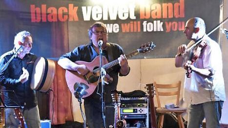Die "Black Velvet Band" aus Würzburg zog beim 17. Irischen Abend in Unfinden wieder ihr Publikum in den Bann. Foto: Gerold Snater