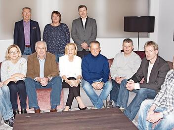 Der Betriebsratsvorsitzende Oswald Tempel, seine Stellvertreterin Andrea Hacker und der Betriebsleiter Uwe Weibelzahl (stehend von links) bedankten sich bei den Betriebsjubilaren Walter Helbig, Karin Mehrmann, Werner Pflaum, Gisela Pietschmann, Horst Hambach, Hans-Josef Dinkel, Thomas Cronn und Stefan Wittmann (sitzend von links) für ihre langjährige Treue zur Firma. Foto: Alfred Thieret