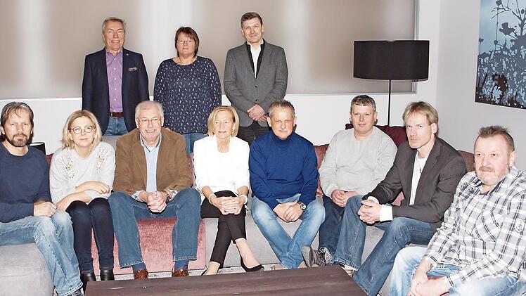 Der Betriebsratsvorsitzende Oswald Tempel, seine Stellvertreterin Andrea Hacker und der Betriebsleiter Uwe Weibelzahl (stehend von links) bedankten sich bei den Betriebsjubilaren Walter Helbig, Karin Mehrmann, Werner Pflaum, Gisela Pietschmann, Horst Hambach, Hans-Josef Dinkel, Thomas Cronn und Stefan Wittmann (sitzend von links) für ihre langjährige Treue zur Firma. Foto: Alfred Thieret