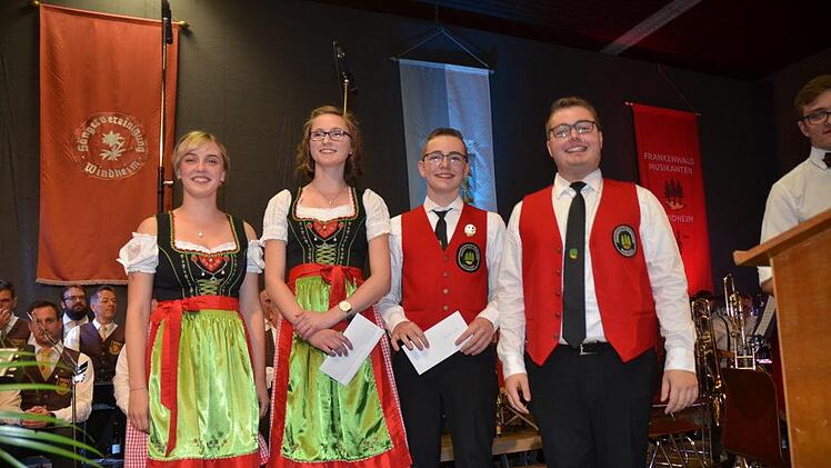 Beim Pfingstkonzert gab es auch Auszeichnung und Gratulation zur bestandenen Leistungsprüfung D 2 Silber beim NBMB für die beiden 15- jährigen Sophia Förtsch (Zweite von links) und Alexander Schmidt (Dritter von links). Mit im Bild die Jugendbetreuerin Jana Büttner (links) und Dirigent und Ausbilder Stephan Schmidt (rechts). Foto: Karl-Heinz Hofmann