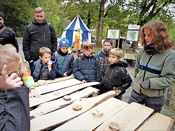 Försterin Anja Mörtlbauer stellte den Kindern die verschiedenen Holzarten vor.  Foto: Werner Reißaus