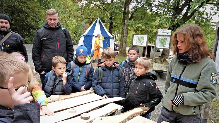 Försterin Anja Mörtlbauer stellte den Kindern die verschiedenen Holzarten vor.  Foto: Werner Reißaus