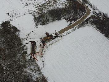 Künftiger Schutz des Grundwassers: Auf der alten Kreismülldeponie bei Lonnerstadt hat die Firma Strabag Umwelttechnik die Baustelle eingerichtet.  Foto: privat