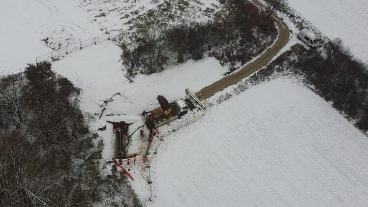 Künftiger Schutz des Grundwassers: Auf der alten Kreismülldeponie bei Lonnerstadt hat die Firma Strabag Umwelttechnik die Baustelle eingerichtet.  Foto: privat
