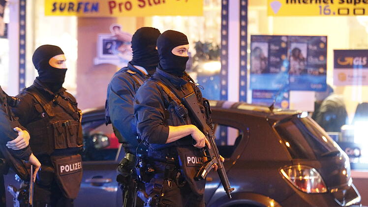 Schüsse auf offener Straße: Ein Toter und ein Schwerverletzter