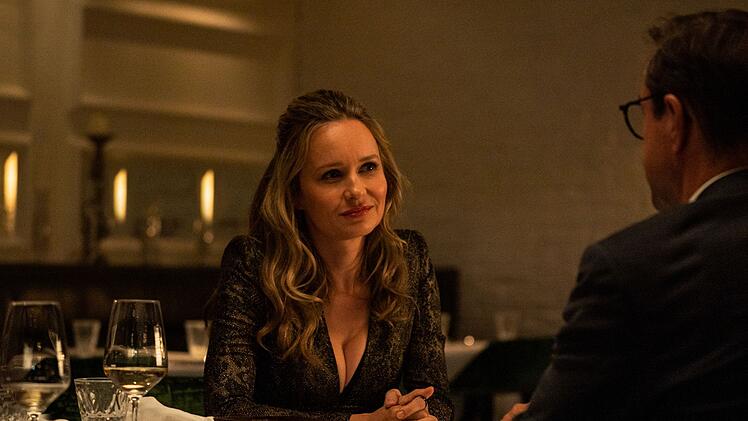 Marie-Luise Hoffmann (Stefanie Stappenbeck) und Joachim Vernau (Jan Josef Liefers) treffen sich mit Bekannten in einem schicken Restaurant.