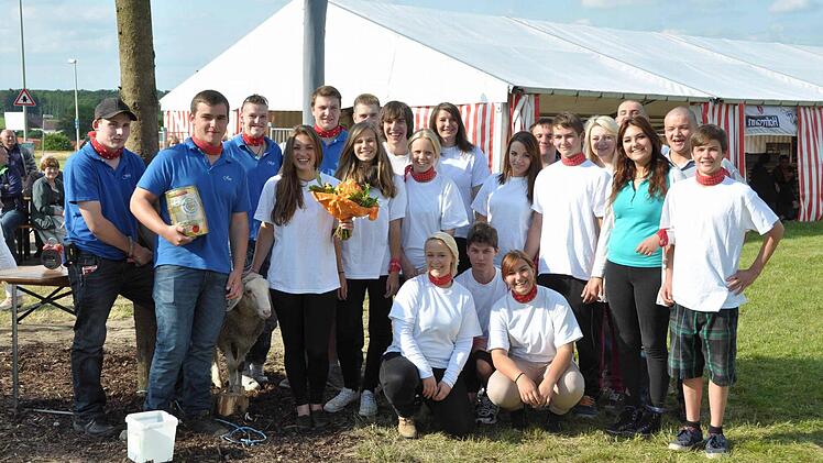 Die Teilnehmer beim Betz raustanzen  Foto: Roland Meister