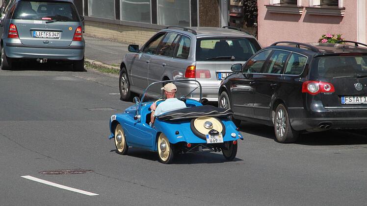 Klein und schnittig: Der Größenvergleich zu normalen Autos macht deutlich, wie klein die Kleinschnittger sind.