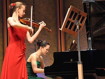 Samira Spiegel (Violine) und Nina Scheidmantel (Klavier). Foto: Peter Klopf