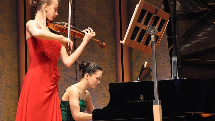 Samira Spiegel (Violine) und Nina Scheidmantel (Klavier). Foto: Peter Klopf