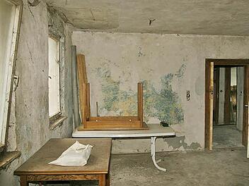 Noch ist der ehemalige Unterrichtsraum der ehemaligen Hirschaider Judenschule eine Rumpelkammer. In eine Dokumentationsstätte verwandelt, wird er Zeugnis ablegen vom einst friedlichen Nebeneinander der christlichen und jüdischen Bevölkerung.  Fotos: Werner Baier