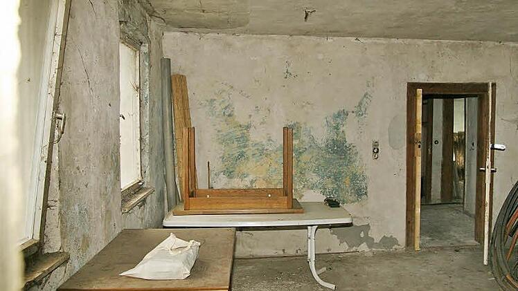 Noch ist der ehemalige Unterrichtsraum der ehemaligen Hirschaider Judenschule eine Rumpelkammer. In eine Dokumentationsstätte verwandelt, wird er Zeugnis ablegen vom einst friedlichen Nebeneinander der christlichen und jüdischen Bevölkerung.  Fotos: Werner Baier