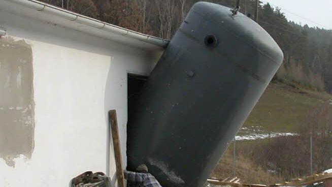 Um diese Monster von Filterkesseln in das Wasserwerk einzubringen, muss das Dach des Wasserwerkes geöffnet werden, für diese Lösung entschied sich der Bau- und Umweltausschuss. Foto: K.- H. Hofmann