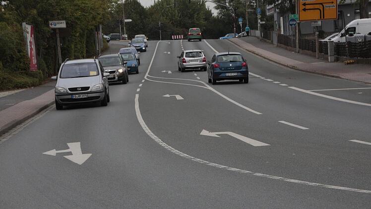 Linlsabbiege-Spuren in der Bayreuther StraßeFahrlehrer: Die durchgehende Linie zwischen den beiden Linksabbiege-Abschnitten ist überflüssig. Vorschlag: Einfach weg machen und der Verkehr wird flüssiger, der Rückstau geringer. Stadt/Polizei: "Die durchgezogene Linie löst ein Sicherheitsproblem", findet der Verkehrsexperte Hartmut Demele. Der springende Punkt: Will ein Autofahrer auf der linken Spur zur Eisenbahnbrücke vorfahren und ein anderer vor ihm muss wegen des Gegenverkehrs warten, ehe e...