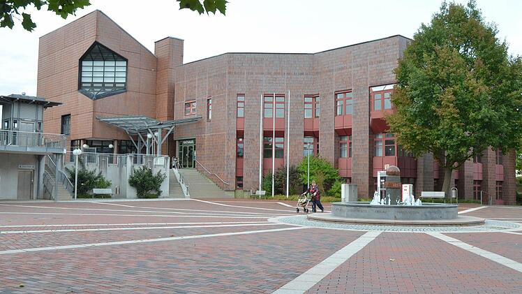 Inzwischen wurde am Bürgerplatz in Rödental ein neuer Brunnen errichtet, aber auch die Bebauung ergänzt.Foto: Rainer Lutz