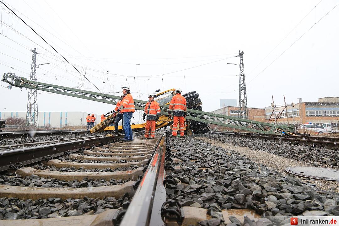 Forchheim: Bagger kippt auf Bahngleis