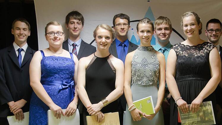 Die besonders ausgezeichneten Absolventen des Abiturjahrganges 2016 in Bad Brückenau (von links): Kevin Opitz, Ann-Sophie Mack, Marcel Vogler, Sarah Maidl, Tobias Ehlert, Isabell Dill, Marcel Ziegler, Leonie Lieb, Dominik Müller und Katharina Starz.
