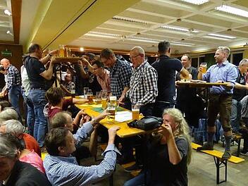Nicht nur Gläser, sondern ganze Tische werden gehoben, wenn es beim Wirtshaussingen in Norhalben "Hand an den Tisch" heißt. Foto: Norbert Neugebauer