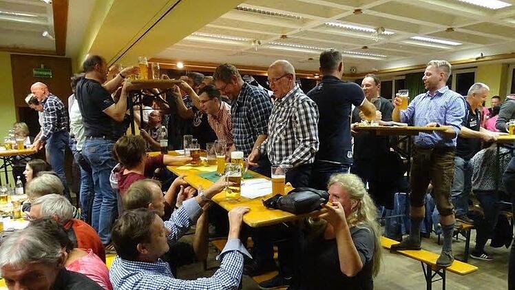 Nicht nur Gläser, sondern ganze Tische werden gehoben, wenn es beim Wirtshaussingen in Norhalben "Hand an den Tisch" heißt. Foto: Norbert Neugebauer