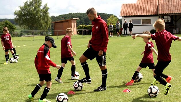 Unter fachkundiger Anleitung feilten die Nachwuchs-Kicker des SC M&uuml;nchaurach an ihren fu&szlig;ballerischen F&auml;higkeiten. Fotos: Richard S&auml;nger