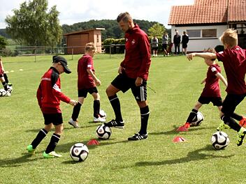 Unter fachkundiger Anleitung feilten die Nachwuchs-Kicker des SC Münchaurach an ihren fußballerischen Fähigkeiten. Fotos: Richard Sänger