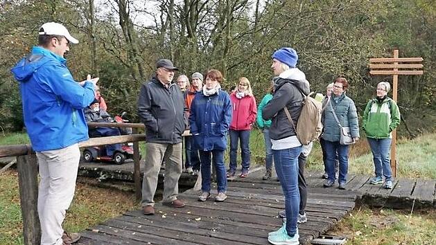 Die Auftaktveranstaltung zur Aktionswoche "Gesund &auml;lter werden" war eine Wanderung durch das Schwarze Moor mit Natur- und Landschaftsf&uuml;hrer Michael Tulit. K&ouml;rperliche und geistige Beweglichkeit geh&ouml;ren zu einem gesunden Lebensstil dazu, das erfuhren die Teilnehmer neben vielen interessanten Details zur Rh&ouml;n und dem Moor.  Foto: Marion Eckert