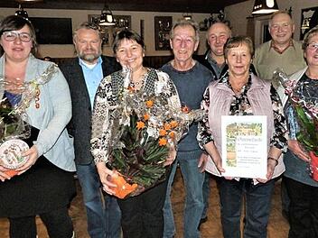 Ehrungen standen im Mittelpunkt der Hauptversammlung, zu der der Gartenbauverein Danndorf eingeladen hatte. Unser Bild zeigt (von links) Sabrina Scherer, Kreisfachberater Friedhelm Haun, Brunhilde Marx, Vorsitzenden Herbert Laschinsky, Gemeinderat Manfred Götz, Maria Hakberdi, Gemeinderat Klaus Marx und Margitte Götz.  Foto: Werner Reißaus
