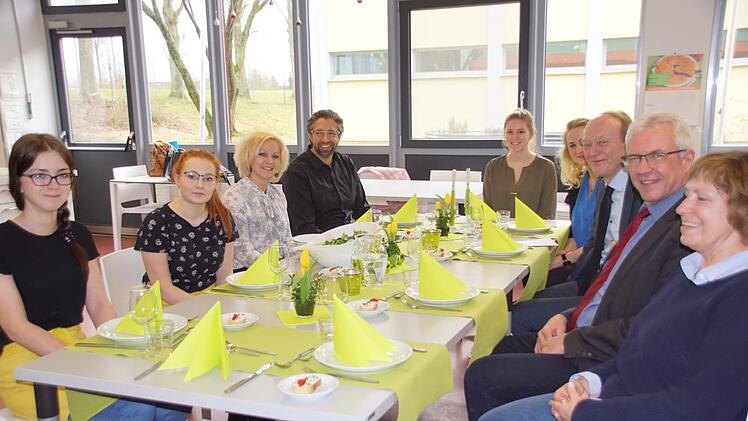 Zum Abschluss ihrer ersten Praktikumswoche luden die beiden Paulinas zum Mittagessen in die Schulküche der Albrecht-Dürer-Mittelschule ein. Das ließen sich die Lehrkräfte und die Betreuer von Seiten des Landratsamtes gerne schmecken.S. Weinbeer
