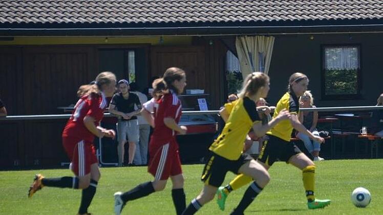 Das Vorbereitungsspiel gegen die SG Ludwigsstadt beim Sportfest in Steinbach am Wald ging trotz der engagierten Leistung der Giftingerinnen (gelbe Trikots) mit 6:1 verloren. Doch schon zwei Wochen später feierte das junge Team beim 1:1 gegen die Kreisligisten der SG Neuses/Gehülz.  Fotos: Kristoph Kräußling
