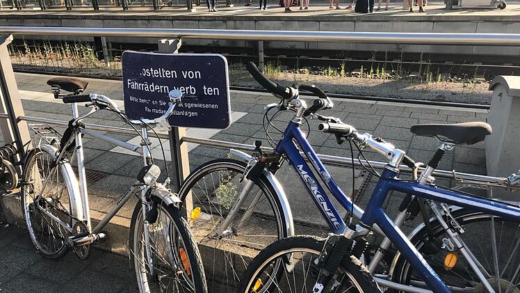 Am Bahnhof zeigen Verbotsschilder offensichtlich keine allzu große Wirkung. Foto: Christian Kainzbauer-Wütig