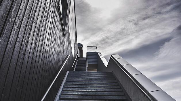 Die Kombination aus Smartphone und Treppe hatte f&uuml;r einen Mann aus Erlangen schmerzhafte Folgen. Symbolbild: Free-Photos/pixabay.com