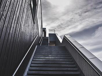 Die Kombination aus Smartphone und Treppe hatte für einen Mann aus Erlangen schmerzhafte Folgen. Symbolbild: Free-Photos/pixabay.com