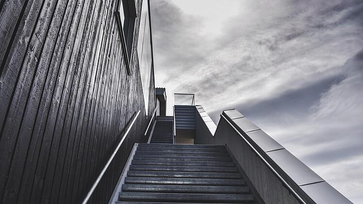 Die Kombination aus Smartphone und Treppe hatte für einen Mann aus Erlangen schmerzhafte Folgen. Symbolbild: Free-Photos/pixabay.com