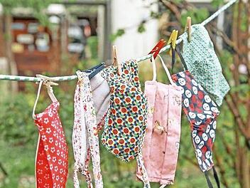 Die Maske gehört mittlerweile zum Alltag. Foto: Mascha Brichta/dpa