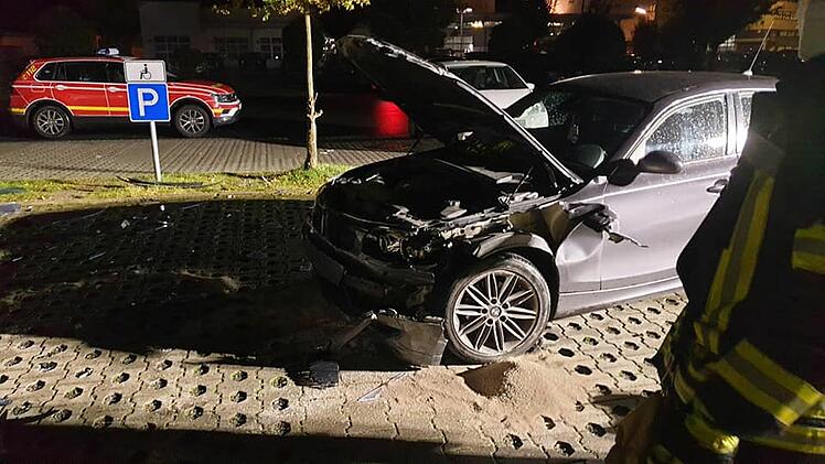 Kulmbach: Auto kollidiert mit Einkaufswägen